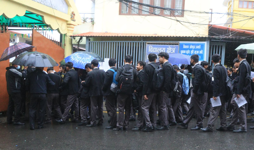 कक्षा १२ को परीक्षा सुरु, पानीमा भिज्दै र छाता ओडेर परीक्षा केन्द्रमा पुगे  विद्यार्थीहरु