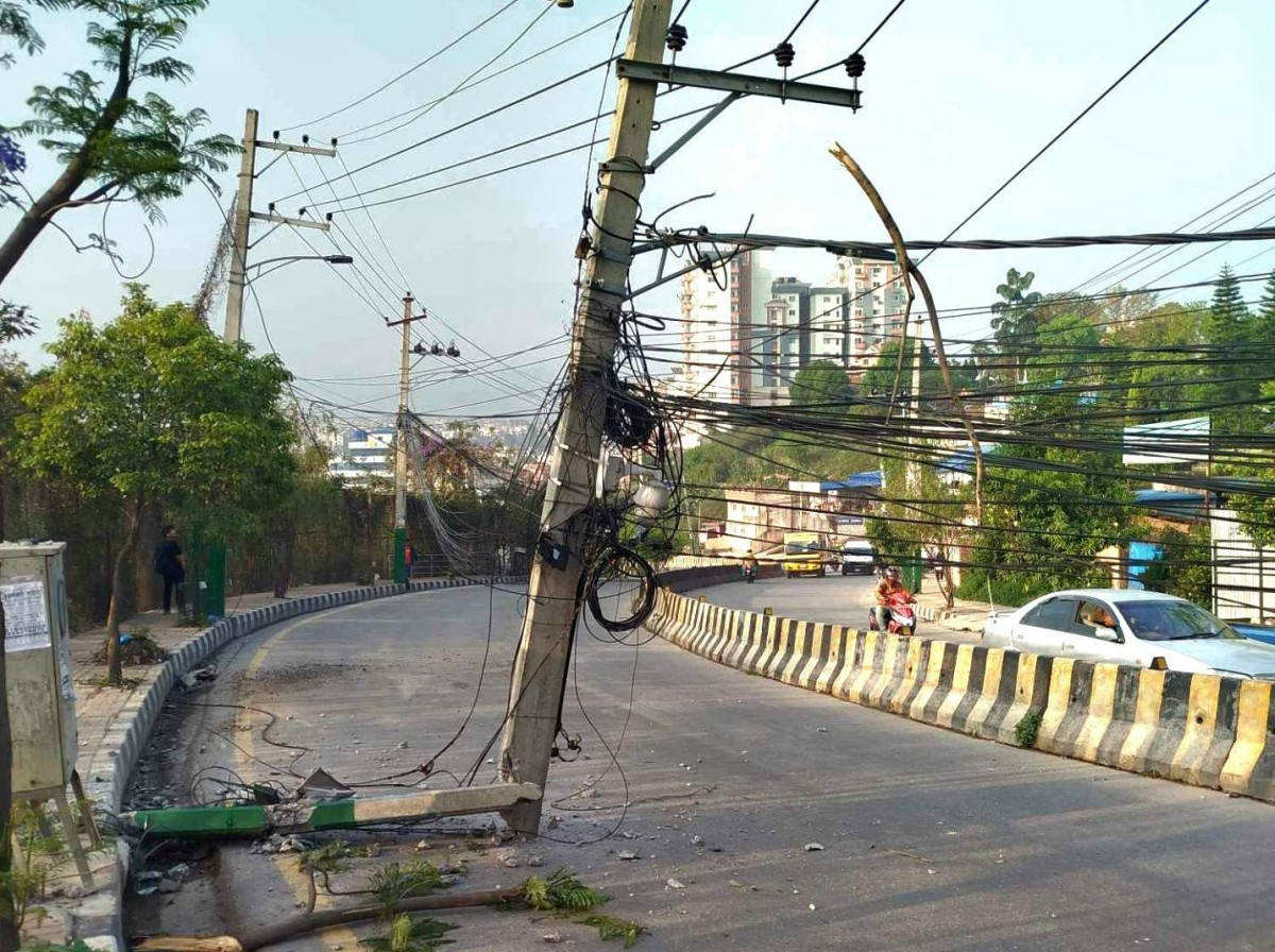कार  बिजुलीको पोलमा ठोक्किदा ३ जना घाइते