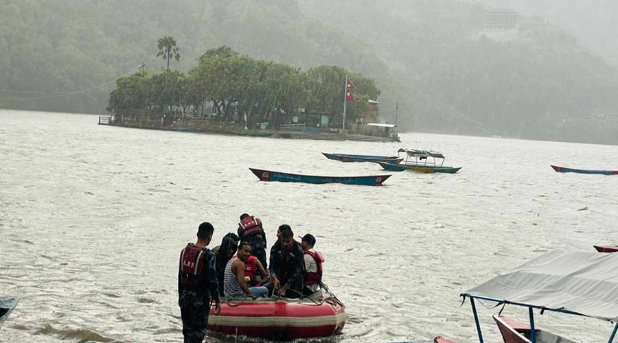 फेवातालमा  बोटिङ गर्ने क्रममा हावाहुरीले फसेका ८ जनाको उद्धार