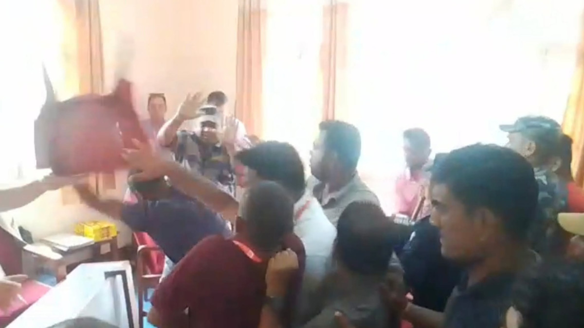 एमाले धनुषा अधिवेशनमा विवाद हुँदा दुई गुटबीच कुटाकुट, कुर्सीसमेत तोडफोड