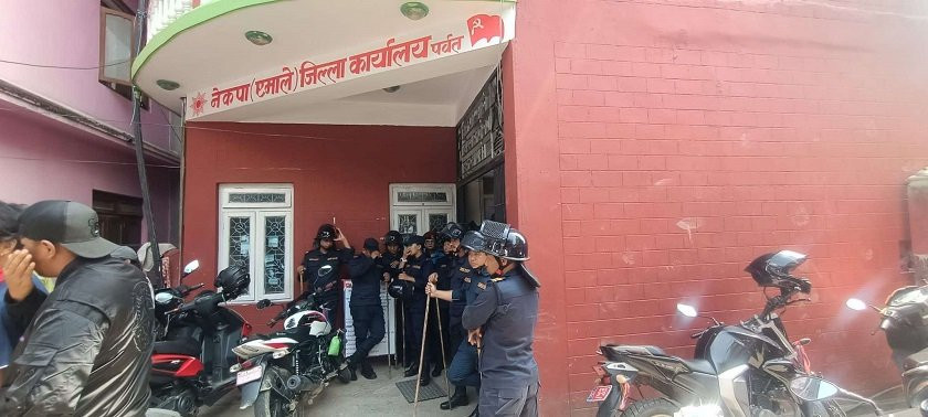 पर्वतको पार्टी कार्यालयमा  युवा सङ्घका नेता र कार्यकर्ताबिच झडप