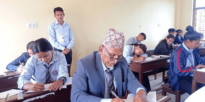 कक्षा १२ को परीक्षा दिँदै गोरखा पालुङटारका ६८ वर्षीय लालबहादुर