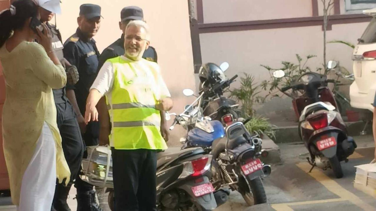 रवीन्द्र मिश्रको बन्दी प्रत्यक्षीकरण रिटमा आज सुनुवाइ, सर्वोच्च परिसरमा मिश्रको हतकडी खोलियो