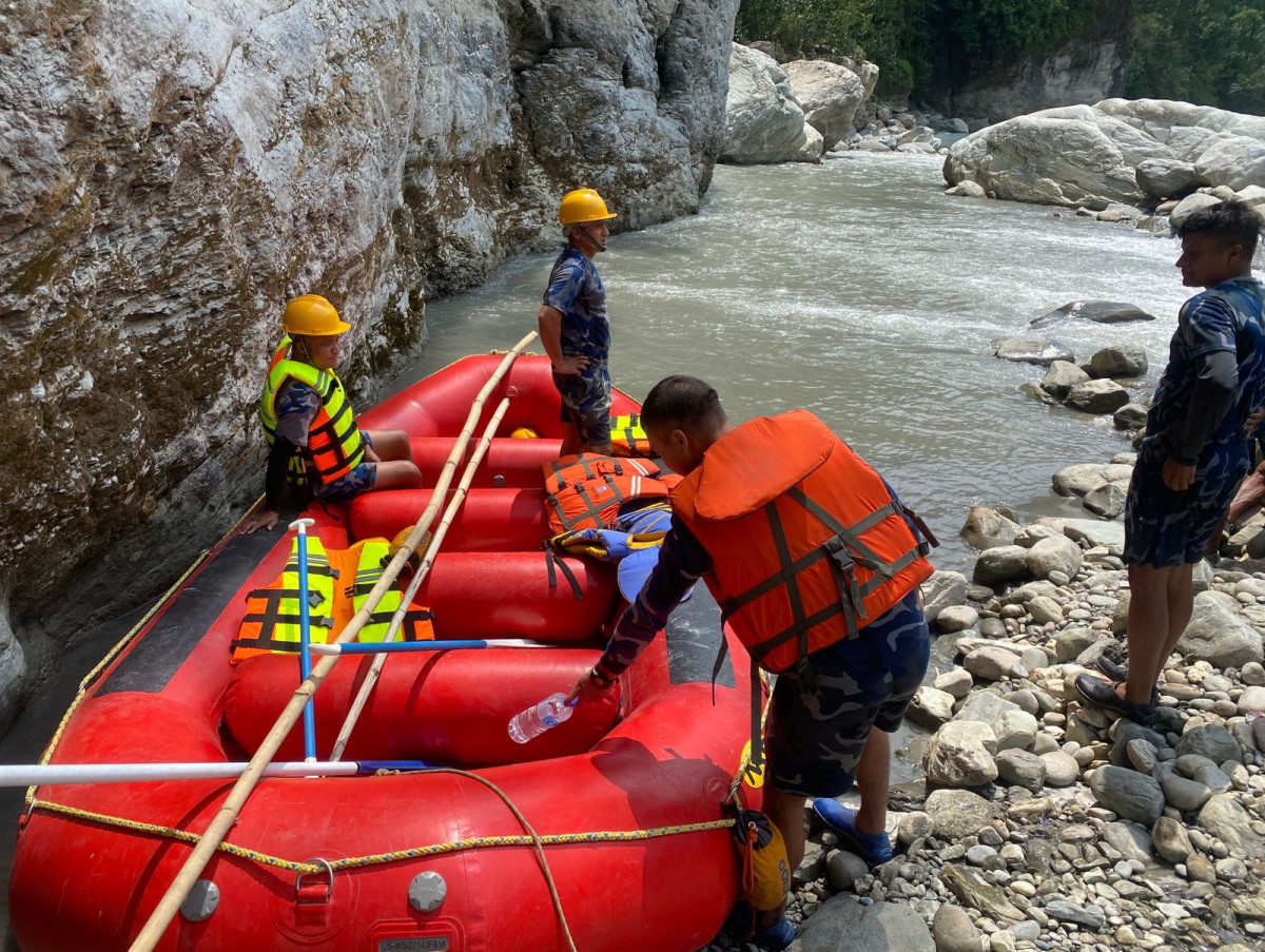 सशस्त्र प्रहरीको गोताखोरले कालीगण्डकीमा बेपत्ता १५ वर्षीय मल्लको शव निकाल्यो