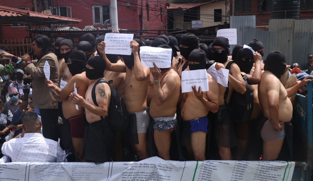 सहकारी पीडितहरु अर्धनग्न भएर विरोध प्रदर्शन गर्दै , सरकारले कहिले गर्ला पीडितको  माग पुरा ?