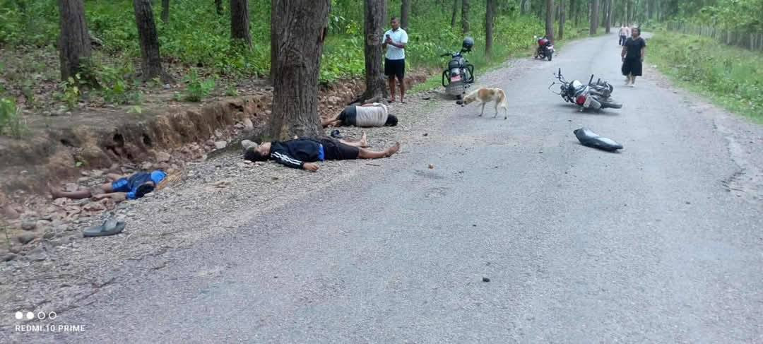 एउटै  मोटरसाइकलमा ३ जना सवार गर्दा दुर्घटना, दुई युवकको मृत्यु, एक गम्भीर घाइते