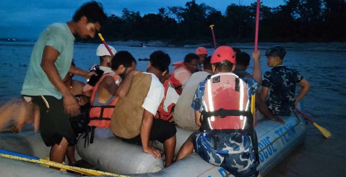 नारायणी नदीमा फसेका २२ जनाको सकुशल उद्धार, एउटा टिपर डुब्यो