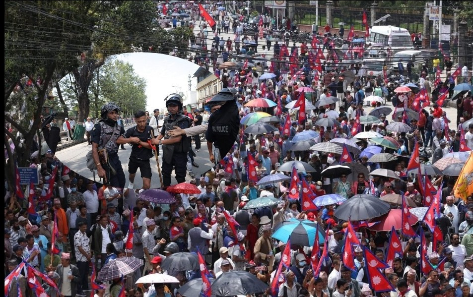 राजावादीहरुको र्‍याली बालुवाटारतर्फ अघि बढ्दै,  घुसपैठ गरेको आरोपमा १ जना पक्राउ