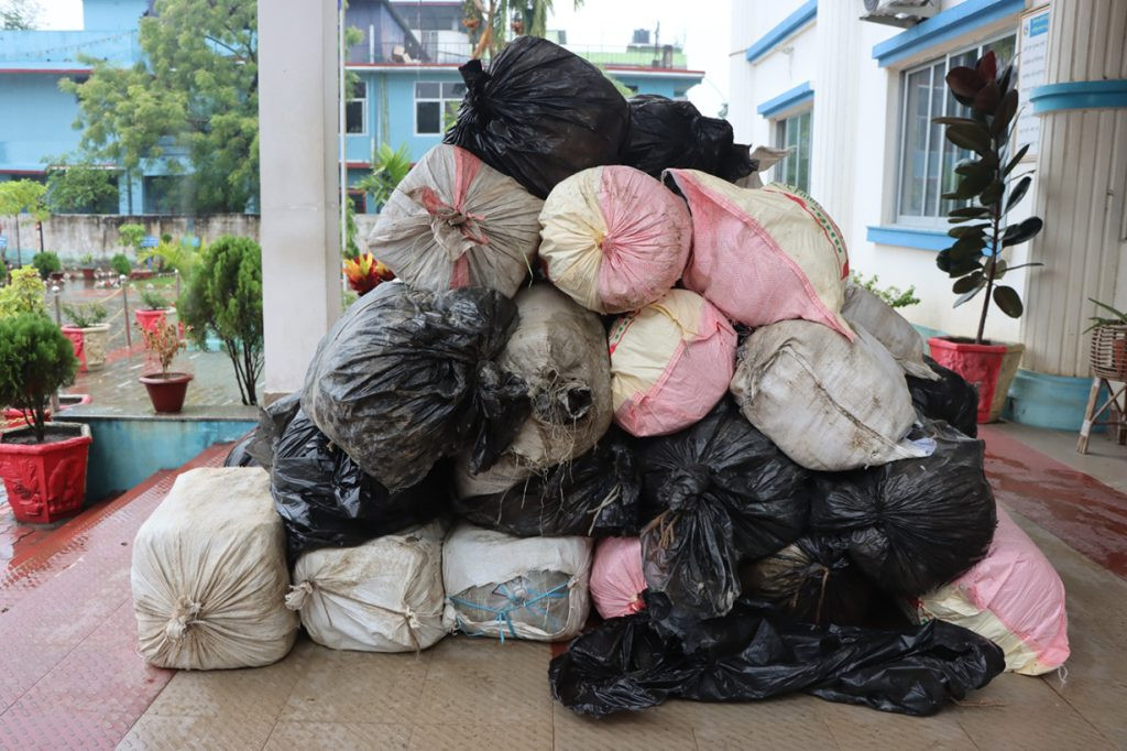 बगरमा गाडेको अवस्थामा भेटियो ३८ बोरा गाँजा