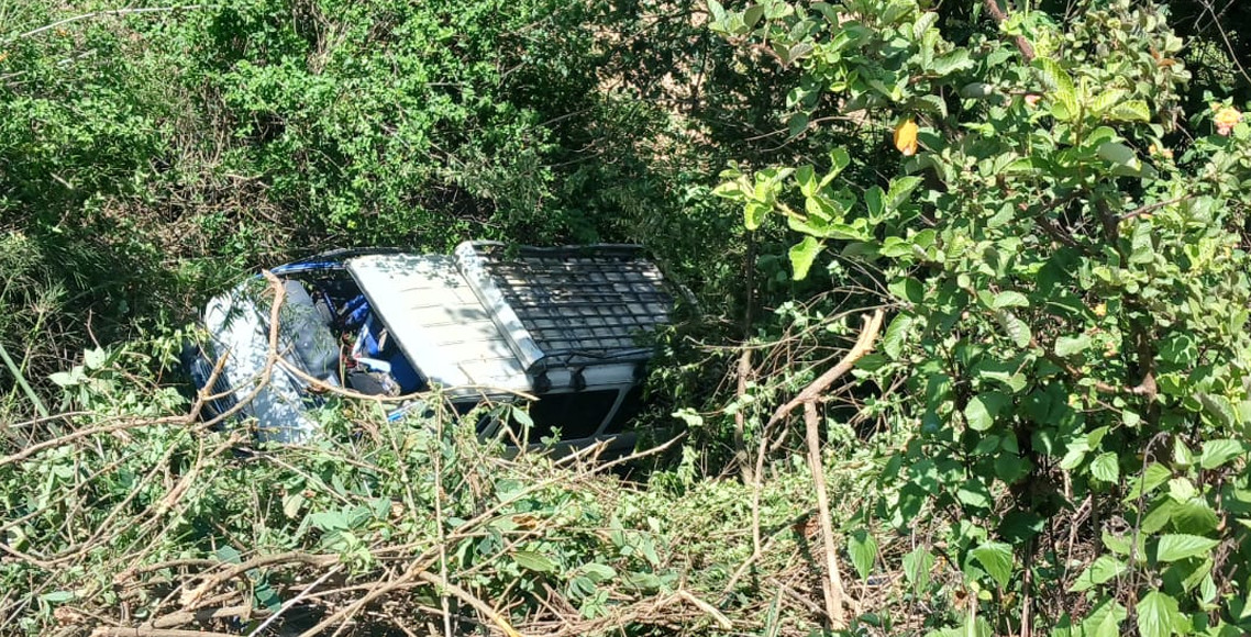 तारकेश्वरको भुवनेश्वर मन्दिरमा पर्यटक लिएर आएको माइक्रो बस दुर्घटना