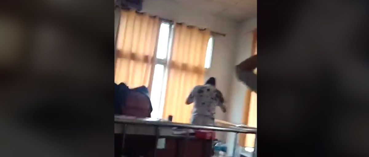 अफताब आलमलाई सफाइ दिने न्यायाधीशमाथि कालाे मसी  प्रहार