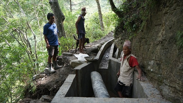 एक सय ५७ वर्ष पुरानो नहर पक्की बनाइँदै