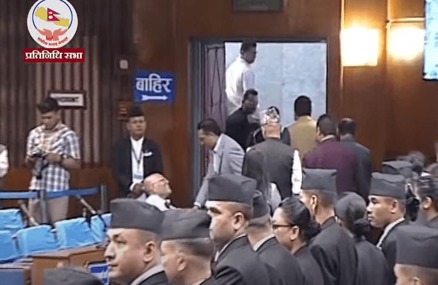 संसद् बैठक सुरु हुने बित्तिकै अमरेशसँग हात मिलाएर बाहिरिए रास्वपा सांसद