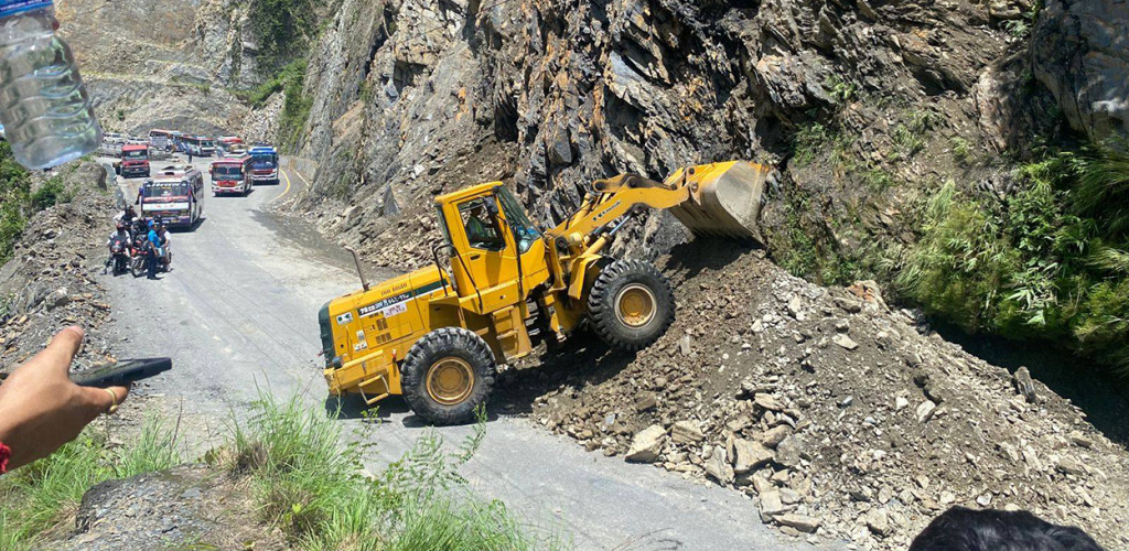 नारायणगढ–मुग्लिन सडकखण्डमा ढुंगा पन्छाउने काम जारी, दिउँसो ३ बजेसम्म गाडी नचल्ने