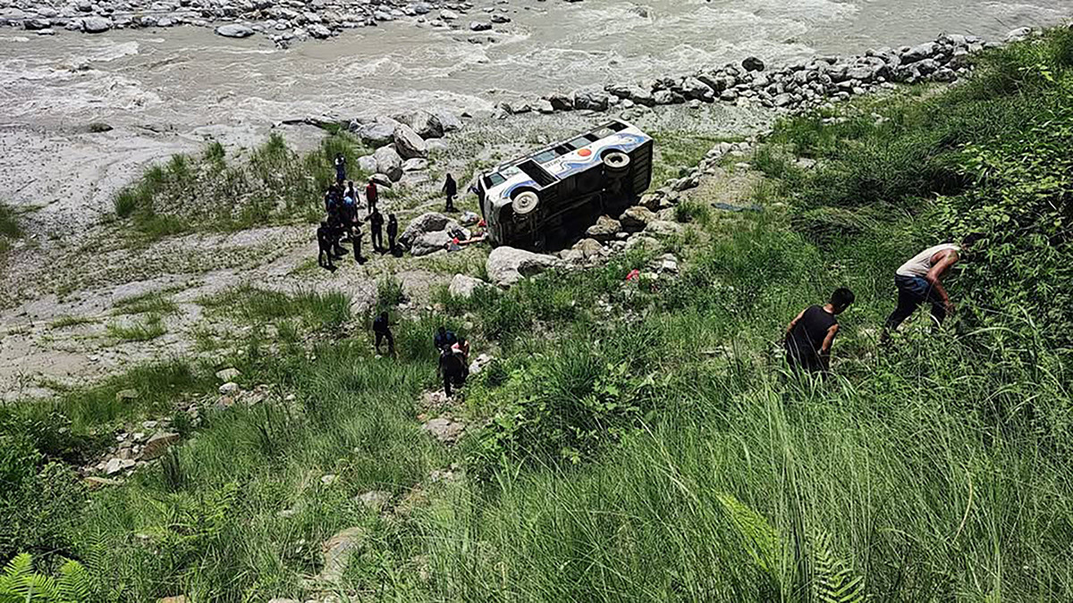 सिन्धुपाल्चोकबाट काठमाडौं आउँदै गरेको बस पल्टियो, आठजना घाइते