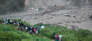 केरुङमा रोकिएका नेपालीलाई तातोपानी नाकाबाट नेपाल ल्याइने