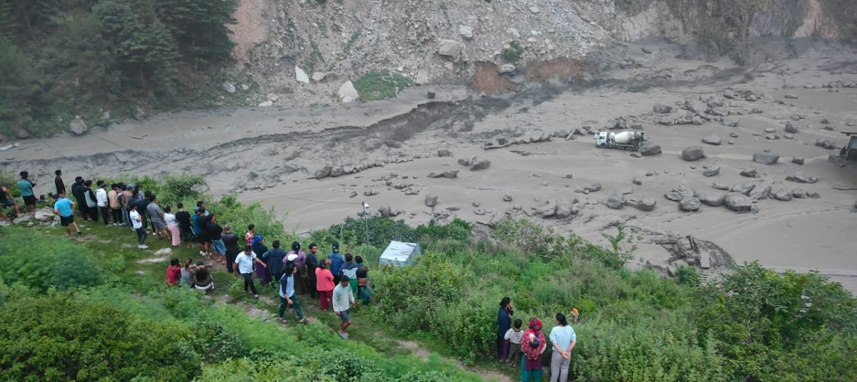 केरुङमा रोकिएका नेपालीलाई तातोपानी नाकाबाट नेपाल ल्याइने