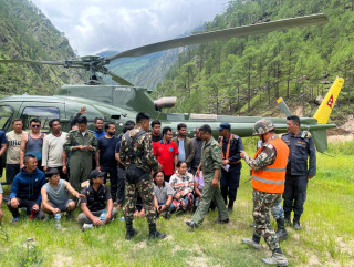 उद्धार गर्न गएका प्रहरी सहायक हवल्दार भिरबाट खसे, सेनाको हेलिकप्टर जाँदै