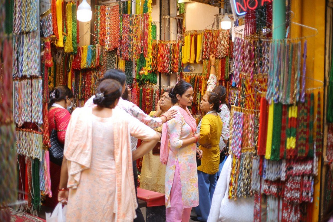 साउन महिना सुरु हुनै लाग्दा बजारमा चहलपहल,  हरियो  र पहेँला चुरापोतेले भरियो पसल
