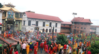 साउन महिनाको तेस्रो सोमबार, पशुपतिसहित शिव भन्दिरमा भक्तजनको भीड