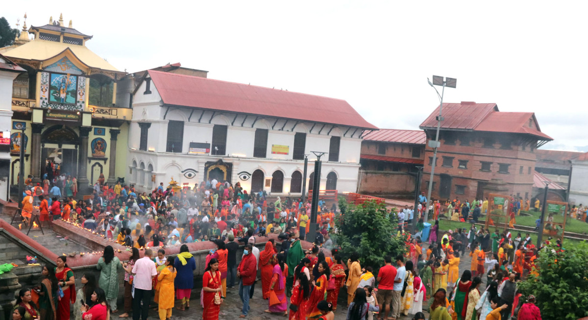 साउन महिनाको तेस्रो सोमबार, पशुपतिसहित शिव भन्दिरमा भक्तजनको भीड