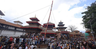 बसन्तपुरमा लिङ्गो ठड्याएर सुरु गरियो इन्द्रजात्रा