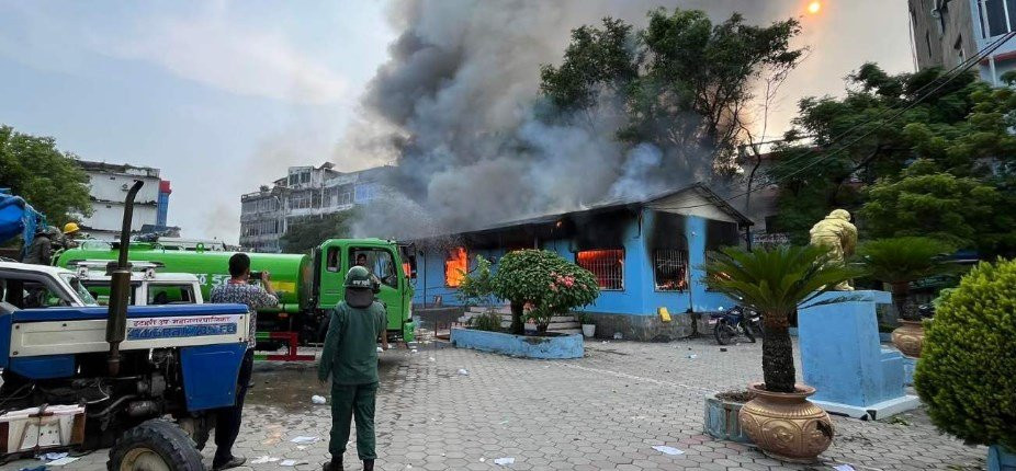 इटहरीमा प्रहरीको गोली लागेर दुई जनाको मृत्यु,  नगरपालिका भवनमा आगो लगाइयो