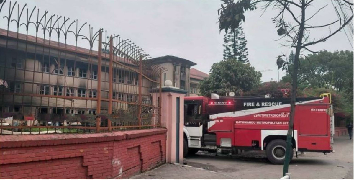 सर्वोच्च अदालतमा अझै निभेन आगो, आयो महानगरपालिकाको दमकल