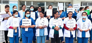 नर्सहरूले सरकारी सरह सेवा सुविधा पाउनुपर्ने माग गर्दै गरे विरोध प्रदर्शन