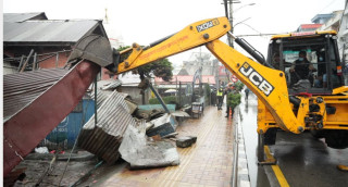 थापाथलीको राम मन्दिर वरिपरिको अवैध भौतिक संरचनामा काठमाडौं महानगरले चलायो डोजर