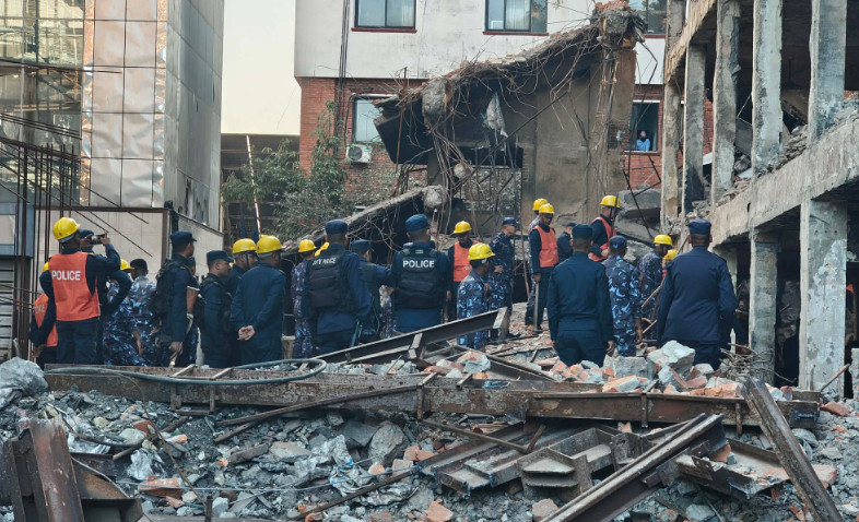 नक्साल भाटभटेनी भत्काउने क्रममा तीन  मजदुर पुरिए, दुईजनाको उद्दार गरि अस्पताल लगियो