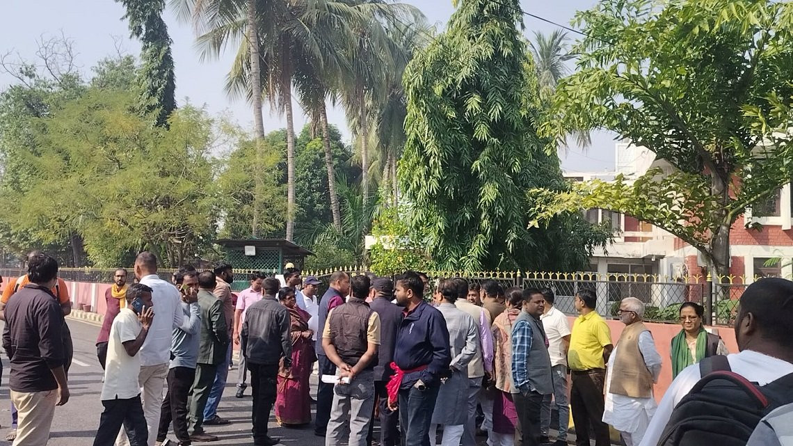 मुख्यमन्त्री नियुक्तिको विरोधमा सातै दलका नेता र कार्यकर्ताले गरे कार्यालयमा तोडफोड र नाराबाजी