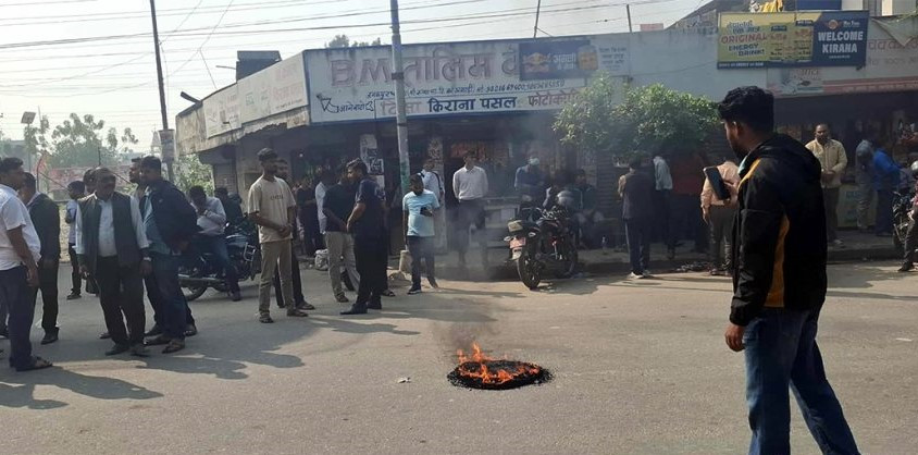 मधेशमा मुख्यमन्त्री नियुक्तिको विवादले उग्ररुप लिदै, कार्यालय तोडफोडपछि टायर बालेर प्रदर्शन गर्दै