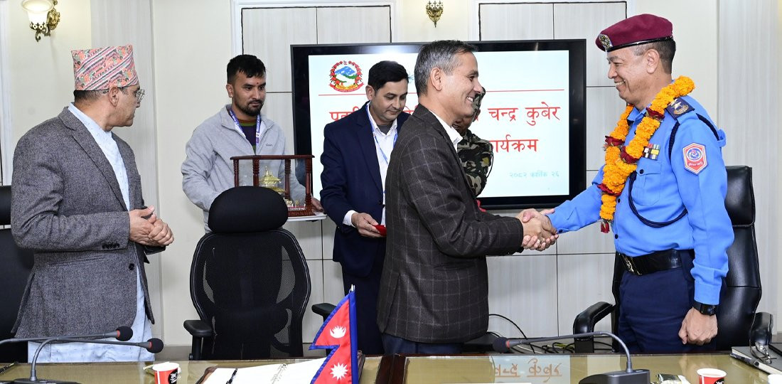 गृहमन्त्री अर्यालले गरे आईजीपी खापुङको बिदाइ