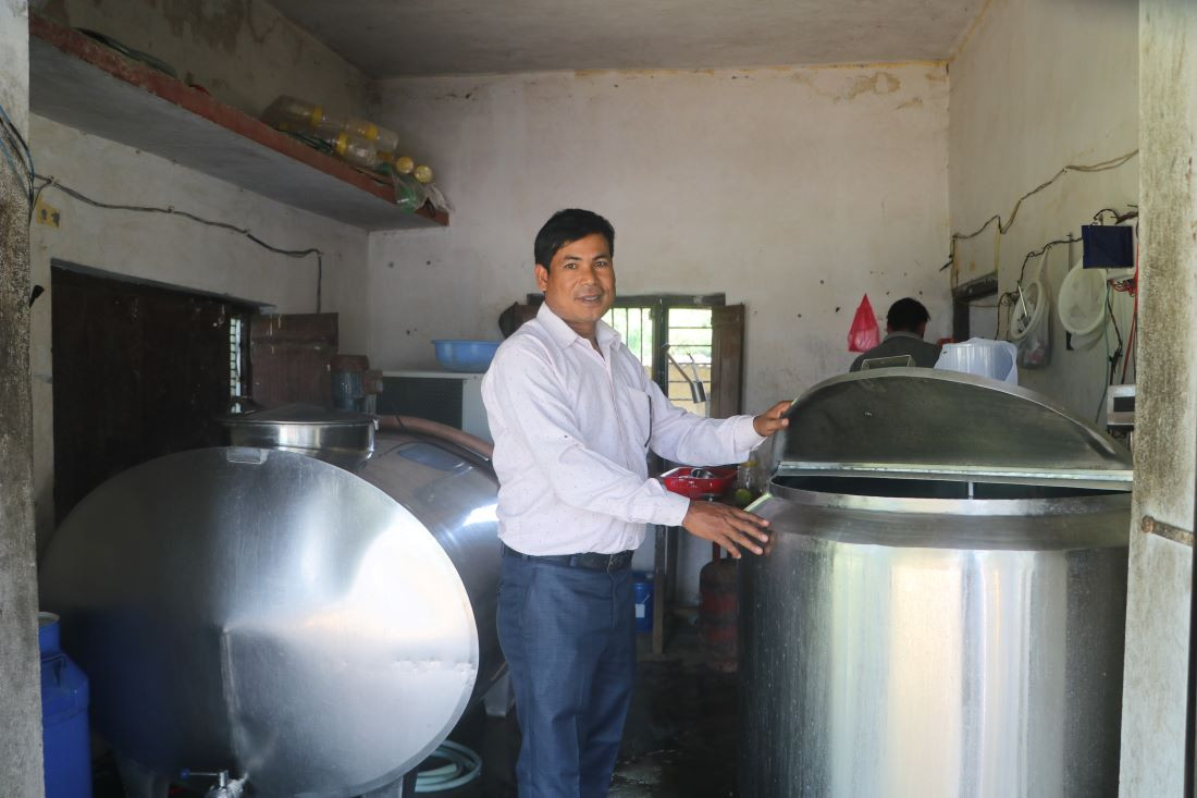 शिवचरणले दुई लिटर दूधबाट शुरू गरेको व्यवसाय, अहिले दूध बोक्न ६ जनालाई रोजगारी