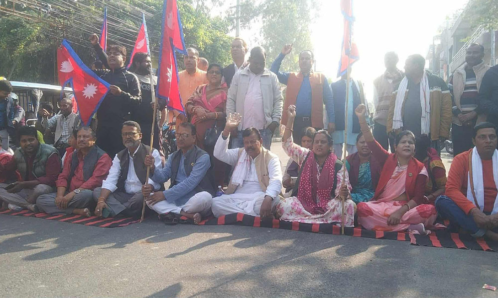 मधेश भवनमा सात दलको नेपालको झण्डासहित धर्ना