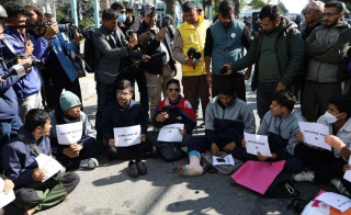 एमालेको कार्यक्रम रोक्न माइतीघरमा धर्नामा बसे जेनजी आन्दोलनका घाइतेहरू (तस्वीरसहित)