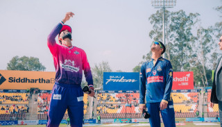 विराटनगरले जनकपुरविरुद्ध ब्याटिङ गर्दै,  २ खेलाडी परिवर्तन