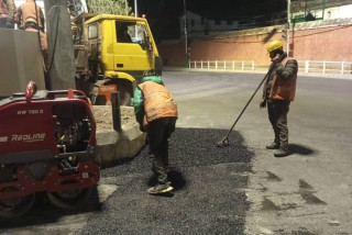 यस वर्ष हिउँदमै सुरु भयो काठमाडौंका सडकको खाल्डाखुल्डी मर्मत (तस्बिरसहित)