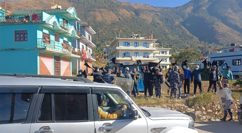 जनार्दन शर्मालाई गृहजिल्लामा कालो झण्डा देखाउँदै युवाहरु