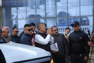 सिंहदरबारमा प्रधानमन्त्री कार्कीसँग दुर्गा प्रसाईंको भेट (तस्बिरसहित)