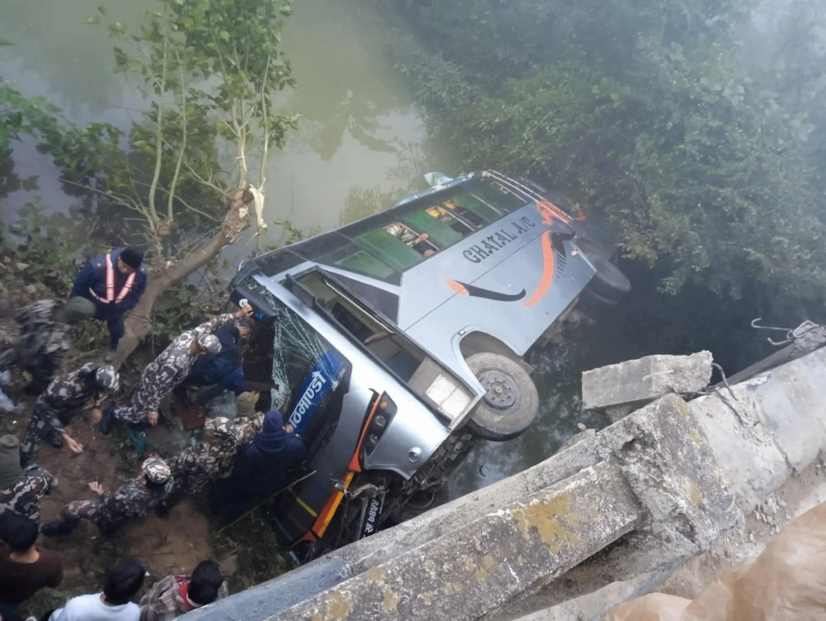 दाङ बस दुर्घटनाका सबै घाइते प्राथमिक उपचारपछि डिस्चार्ज, चालक प्रहरी नियन्त्रणमा