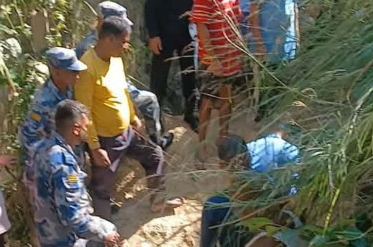 दुम्सीको प्वालमा अड्किएका पुरुषको सकुशल उद्धार