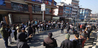 हेटौँडा सडक विस्तारका पीडितहरूले माइतीघरमा बाजा बजाएर गरे विरोध प्रदर्शन