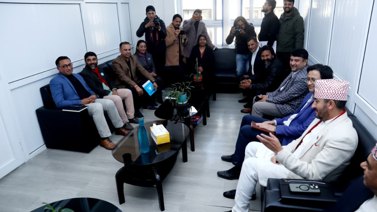 सरकारी राजनीतिक संवाद टोली रास्वपा पार्टी कार्यालयमा (तस्बिरहरु)