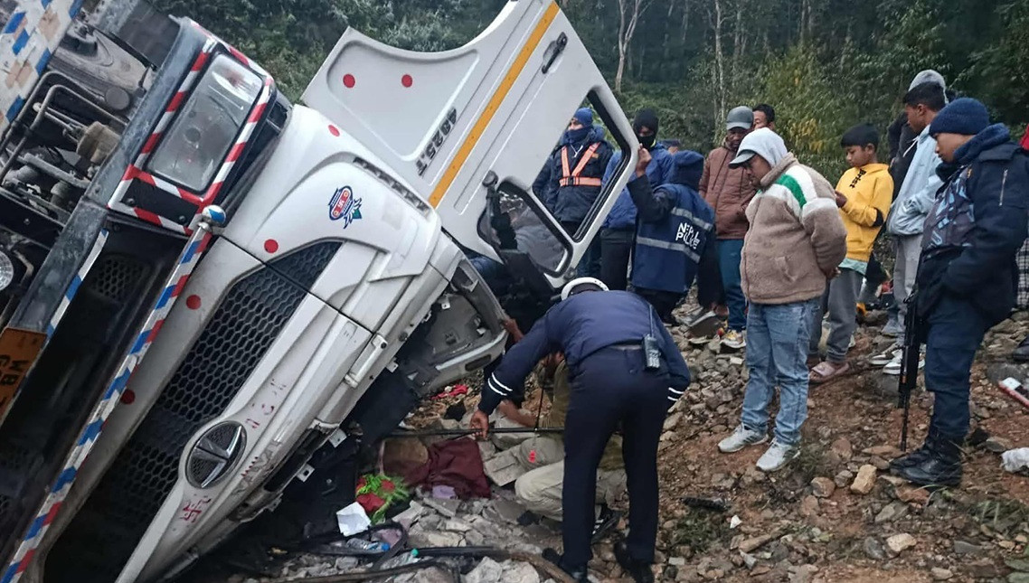 तनहुँमा भारतीय ट्रक पल्टिँदा १ जना घाइते