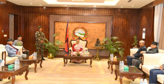 प्रधानमन्त्री र  प्रमुख ३ दलका शीर्ष नेताबीचको वार्ता बालुवाटारमा सुरु