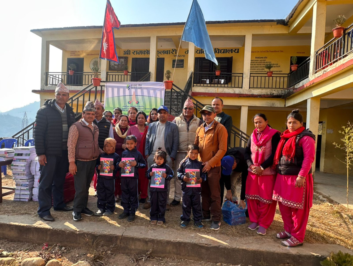 कामना सेवा विकास बैंकद्वारा रामकोश फूलबारी माध्यमिक विद्यालयमा पोशाक तथा शैक्षिक सामाग्री वितरण