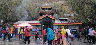 अत्यधिक चिसोमा पनि मुक्तिनाथ मन्दिरमा दर्शनार्थीको भीड