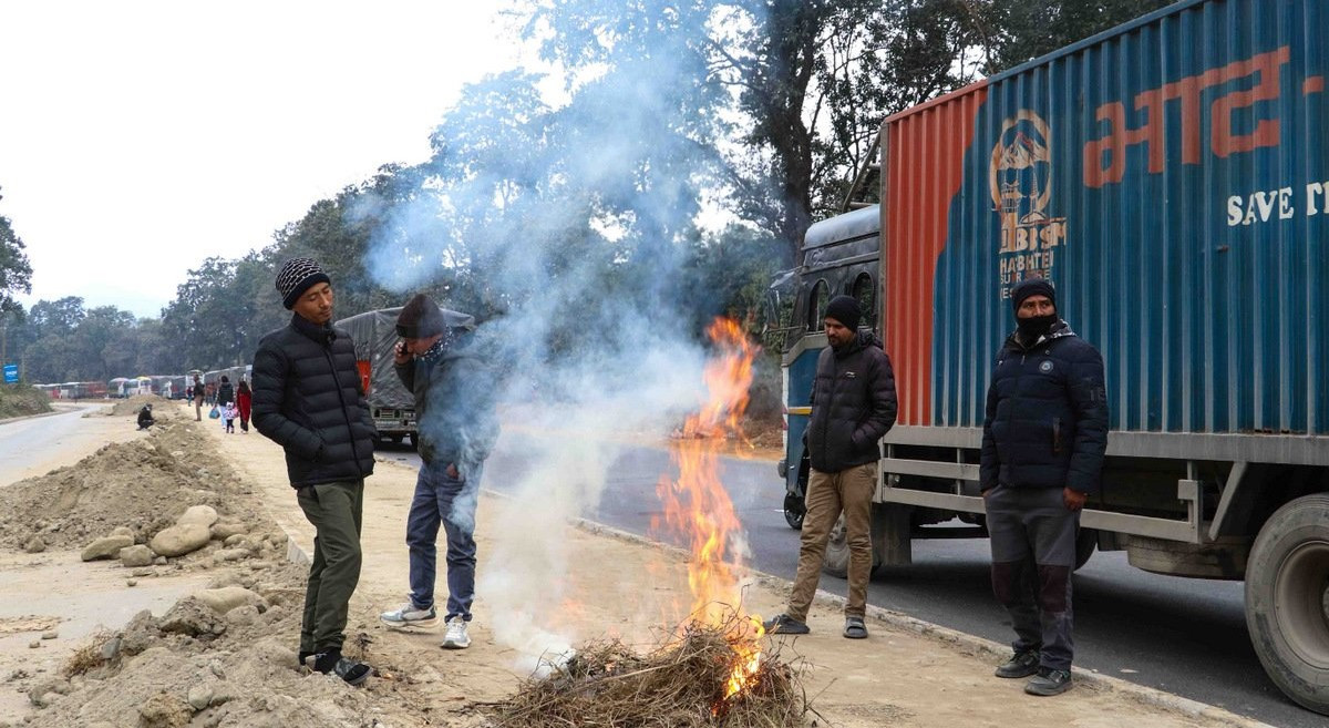 शीतलहरका कारण दाउन्ने क्षेत्रमा राजमार्ग अवरुद्ध, करिब पन्ध्र सय सवारी साधनको जाम